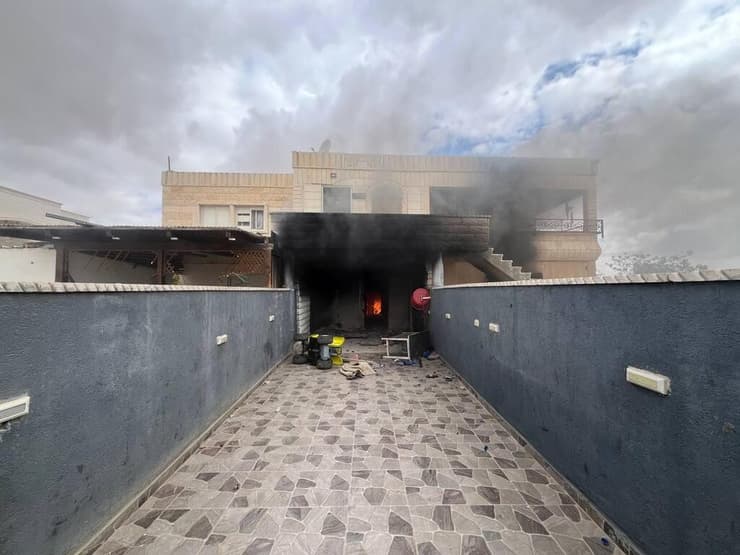 בית באזור המהומות בערערה, שעדיין בוער (צילום: עידן בלומהוף) הזירה בערערה שבנגב