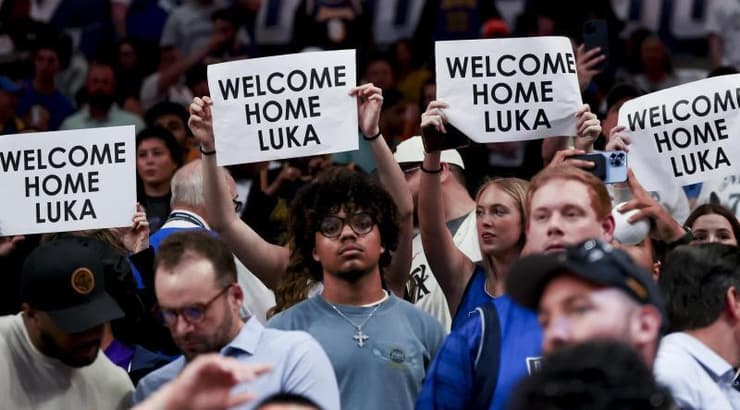 אוהדי דאלאס מודים ללוקה (רויטרס) אוהדי דאלאס מודים ללוקה