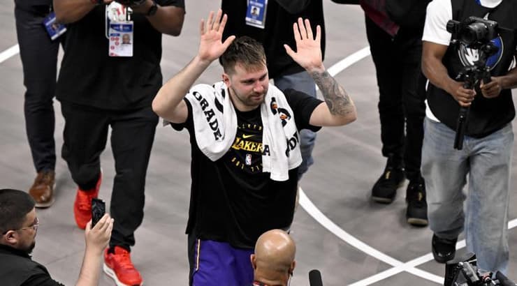 לוקה דונצ'יץ' מודה לקהל (רויטרס) לוקה דונצ'יץ' מודה לקהל