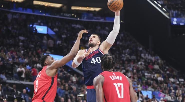 איביצ'ה זובאץ'. טריפל דאבל גדול (רויטרס) איביצ'ה זובאץ'. טריפל דאבל גדול