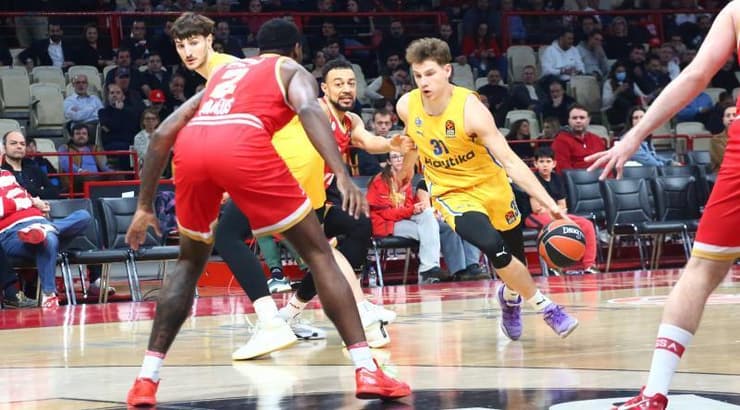 רוקאס יוקובאיטיס חודר לצבע (אינסטגרם מכבי תל אביב) רוקאס יוקובאיטיס חודר לצבע