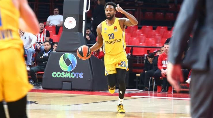 ליוואי רנדולף מתקדם עם הכדור (אינסטגרם מכבי תל אביב) ליוואי רנדולף מתקדם עם הכדור