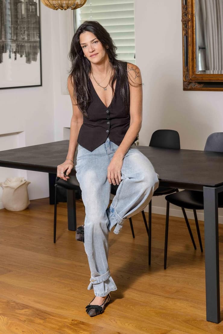 "זאת הקלה נהדרת להבין שמה שלא בשליטה שלך הוא לא בשליטה שלך". שירז טל (צילום: טל שחר) שירז טל בביתה