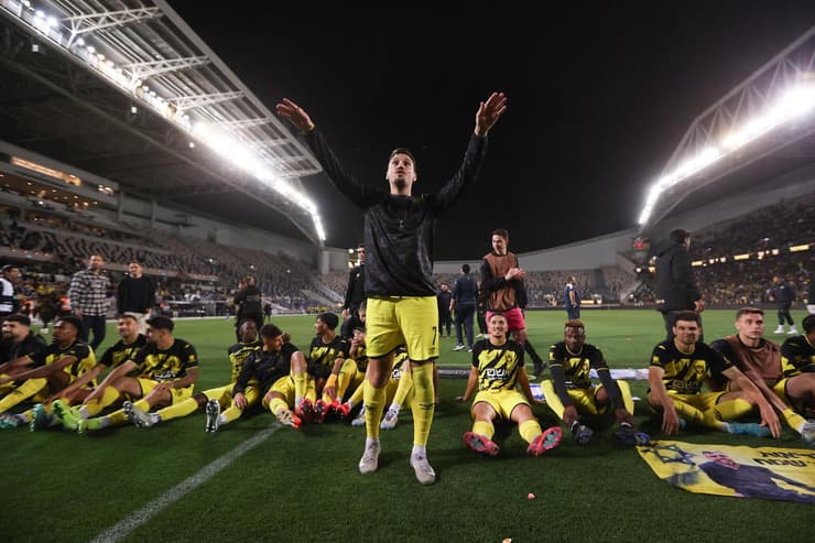 במועדון מנסים להוריד אותם לקרקע לקראת המשחק נגד באר-שבע בליגה. שחקני בית"ר ירושלים חוגגים (צילום: עוז מועלם) שחקני בית"ר ירושלים חוגגים