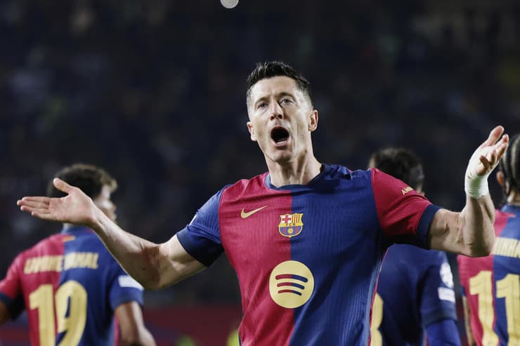 מכונת שערים. לבנדובסקי (צילום: AP Photo/Joan Monfort) לבנדובסקי