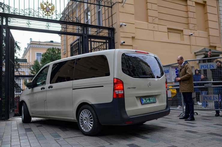 רכב עם דיפלומטים אמריקנים מגיע לקונסוליה הרוסית באיסטנבול, הבוקר (צילום: Yasin AKGUL / AFP) טורקיה איסטנבול רכב עם דיפלומטים אמריקנים מגיע ל קונסוליה ה רוסית שם רוסיה ארה"ב שיחות