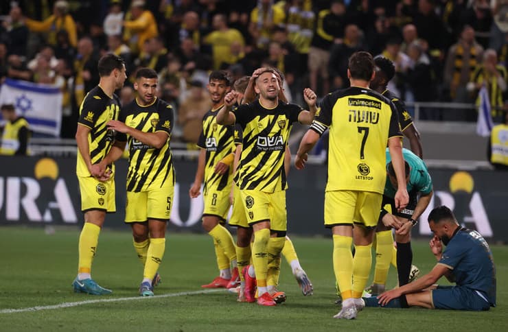 שחקני בית"ר ירושלים חוגגים