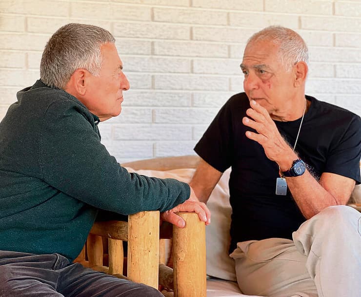 אלמוג (משמאל) עם גדי מוזס. חג חירות לכולנו, גם לאחיותינו ואחינו החטופים | צילום: הסוכנות היהודית, yk14330466