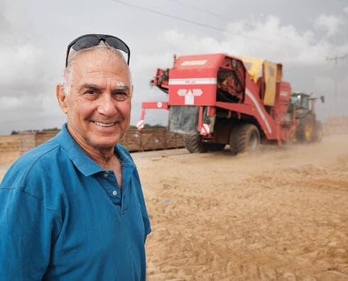 "היכולת לדבר עם צמח ועם אדמה זו חוויה שאי-אפשר להעביר במילים. פיתחתי יחסים אינטימיים, אפשר להגיד אפילו רומנטיים, עם סוגים שונים של צמחים, קרקעות ומים. לאורך השנים זה השתכלל" (צילום: זיו קורן) yk14330916