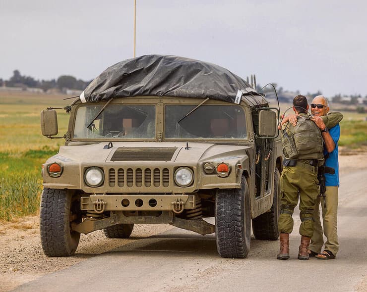 מברך לשלום חייל שעצר כדי להצדיע לו. "קשה לי עם הוויכוח מי אשם - כולם אשמים" (צילום: זיו קורן) yk14331238