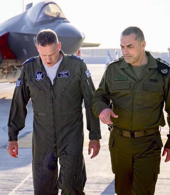 הרמטכ"ל אייל זמיר ומפקד חיל האוויר תומר בר | צילום: דובר צה"ל yk14331388