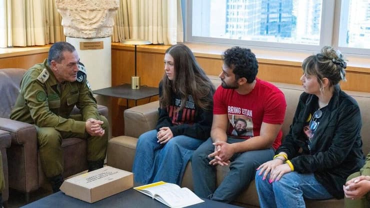 הרמטכ״ל, רב-אלוף אייל זמיר בפגישה  שורדת השבי, נעמה לוי ואחיה עמית, ובת-דודתם של החטופים גלי וזיו ברמן, מאי מאייר, שהגיעו להעניק לו הגדה לחג פסח