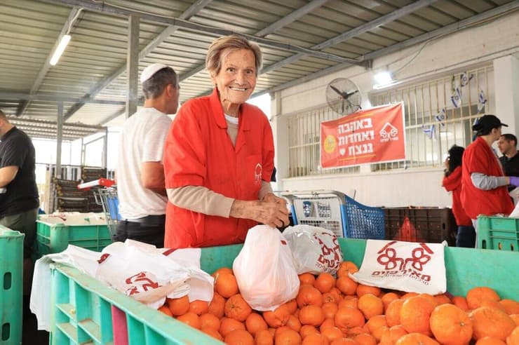 בדרך לעוד משפחה.  סבתא מלכה על הקלנועית