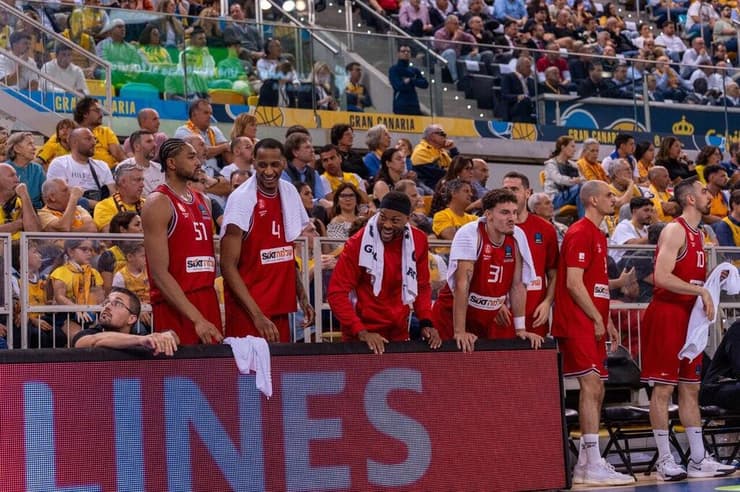 הספסל של הפועל ת"א (צילום: הפועל "שלמה" תל אביב) הספסל של הפועל ת"א