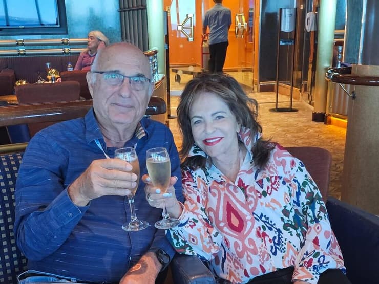 חוה ליפשין ובעלה בקרוז בירח דבש