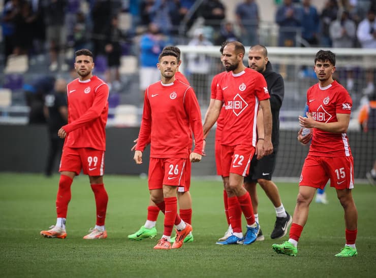 שחקני הפועל ת"א מאוכזבים בסיום המשחק