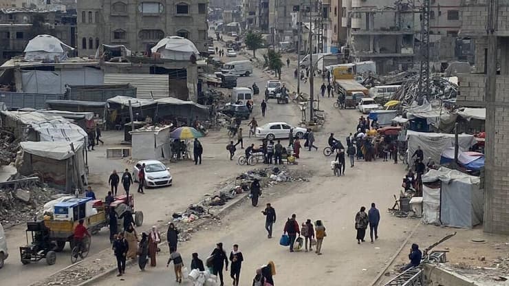 תנועת משפחות שמתפנות מאזור מזרח א-שג'אעייה בעקבות הודעת דובר צה"ל בערבית