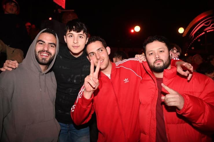 אוהדי הפועל ת"א בהקרנת המשחק שנערכה בשלוותה (צילום: יאיר שגיא) אוהדי הפועל ת"א בהקרנת המשחק שנערכה בשלוותה