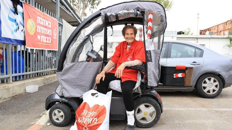 בדרך לעוד משפחה.  סבתא מלכה על הקלנועית