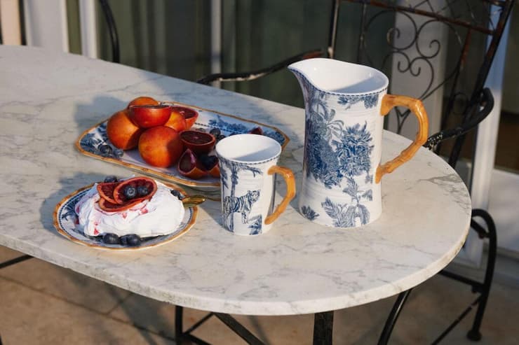 תנו לנו עוד מהפרחים הנוסטלגיים האלה של בית סבתא. קסטרו הום 