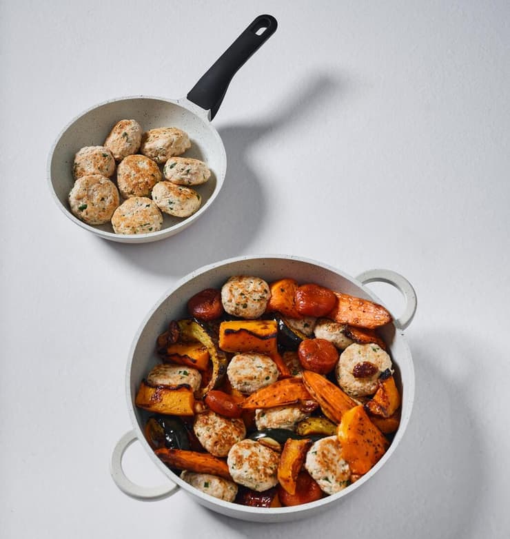 מחבתות בשחור, ביוש. כלי בישול והגשה בהירים, טוב שבאתם. סדרת שיק של סולתם 