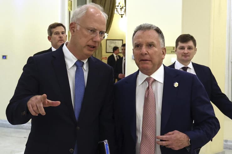 סטיב וויטקוף וקיריל דמיטרייב 