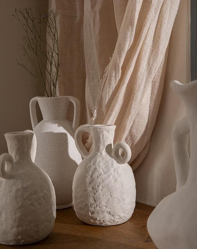 הטקסטורה של טקסטיל ושל האגרטלים מכניסה עומק לצד פשטות של הטבע 