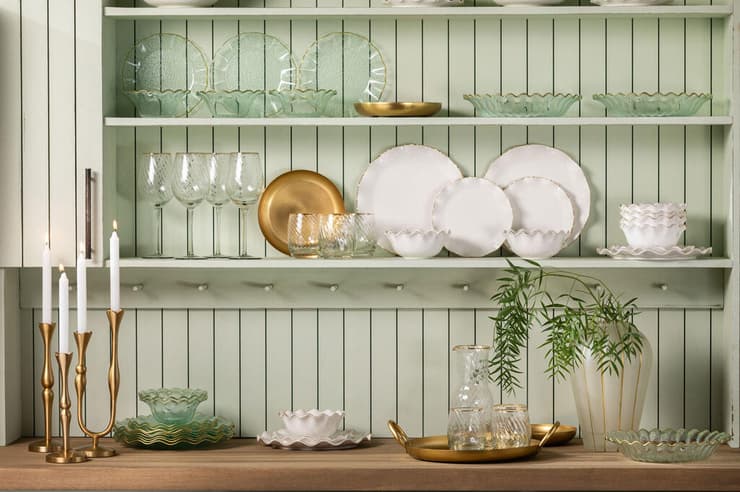 ירוק מרווה, זכוכית, ברונזה וקווים מעוגלים. פוקס הום 