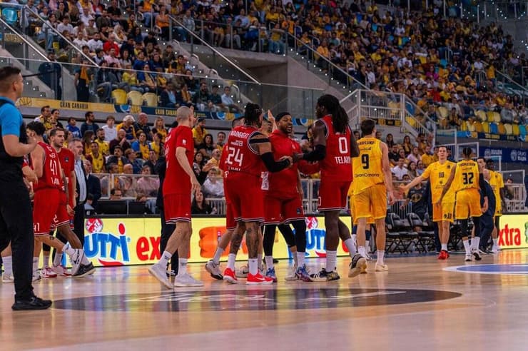 הצגה גם במשחק המכריע. שחקני הפועל ת"א (צילום: הפועל "שלמה" תל אביב) שחקני הפועל ת"א