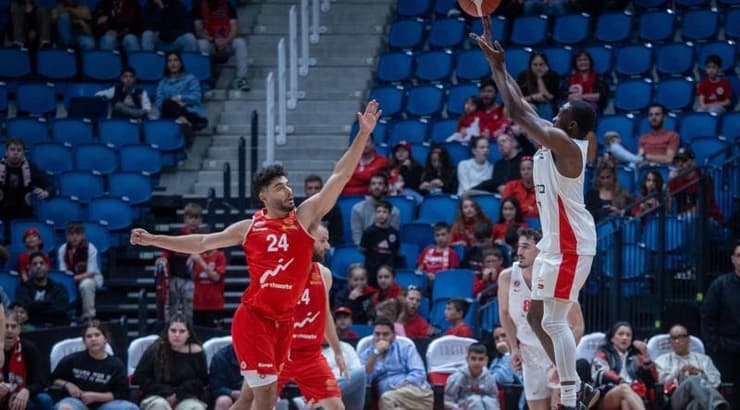 ג'ארד הארפר זורק (אורן בן חקון) ג'ארד הארפר זורק