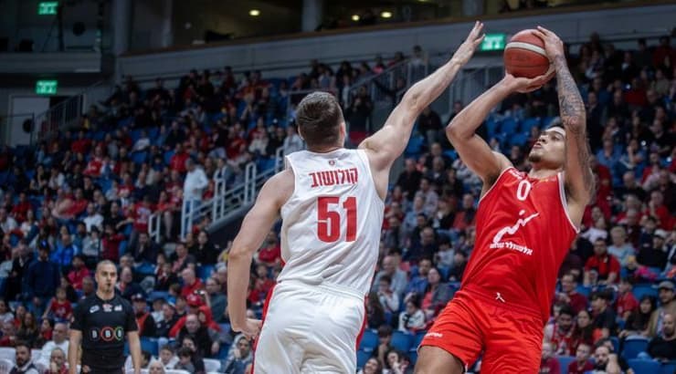 ג'סטין מקוי זורק, איגור קולשוב שומר (אורן בן חקון) ג'סטין מקוי זורק, איגור קולשוב שומר