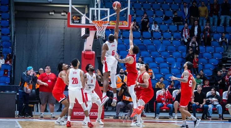 אוסטין ווילי קולע על הבאזר (אורן בן חקון) אוסטין ווילי קולע על הבאזר