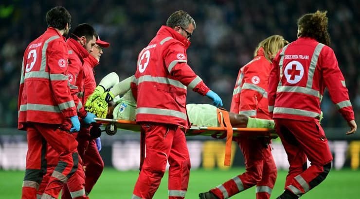 מייק מנאן על אלונקה (רויטרס) מייק מנאן על אלונקה