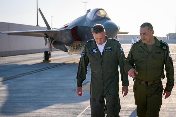 מפקד חיל האוויר אלוף תומר בר והרמטכ"ל רב-אלוף אייל זמיר