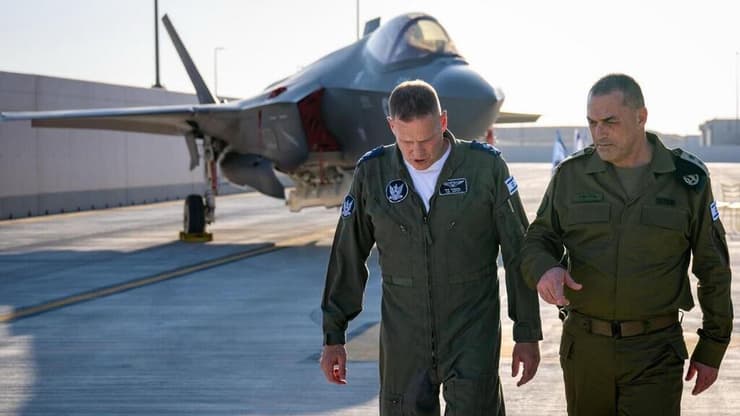 מפקד חיל האוויר אלוף תומר בר והרמטכ"ל רב-אלוף אייל זמיר