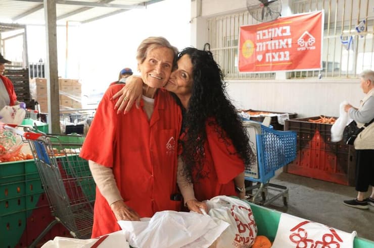 בדרך לעוד משפחה.  סבתא מלכה על הקלנועית