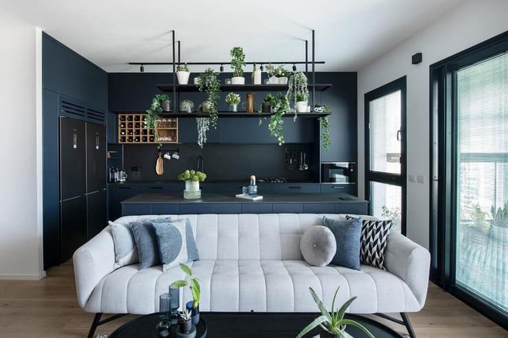 מטבח כהה, ספה בהירה. מטבחי אביבי, מעצבת: שלומית גנות 