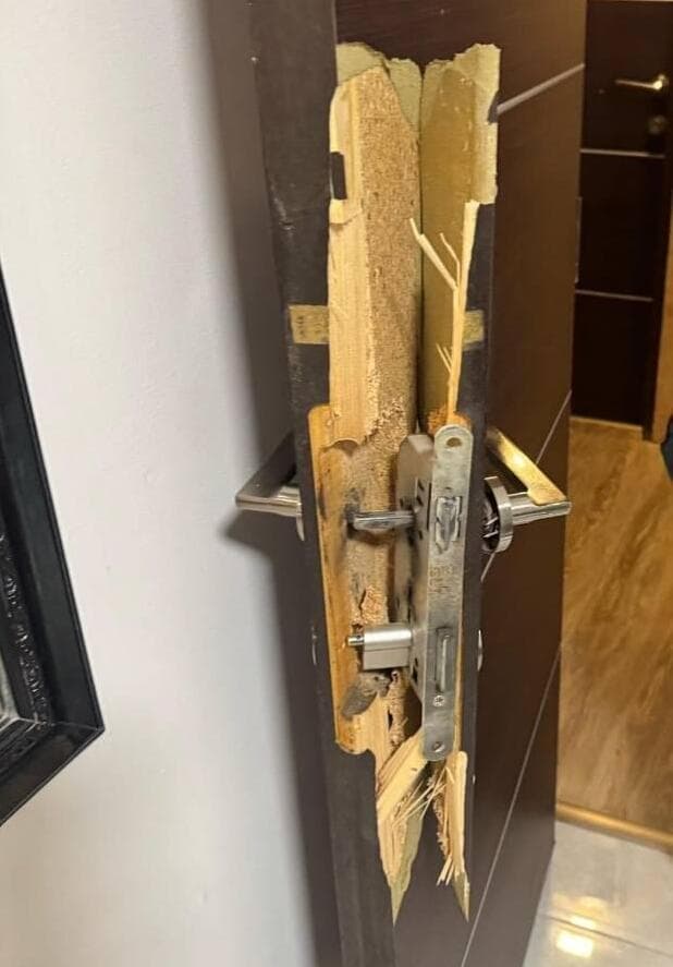 השוטרים נאלצו לפרוץ את דלת הדירה שבה שהה החשוד (צילום: דוברות המשטרה) חשוד ברצח תושב נתניה בשנות ה 40 לחייו נעצר כשהוא מסתתר יחד עם בנו ה במלון דירות בבת ים. דלת הדירה נפרצה