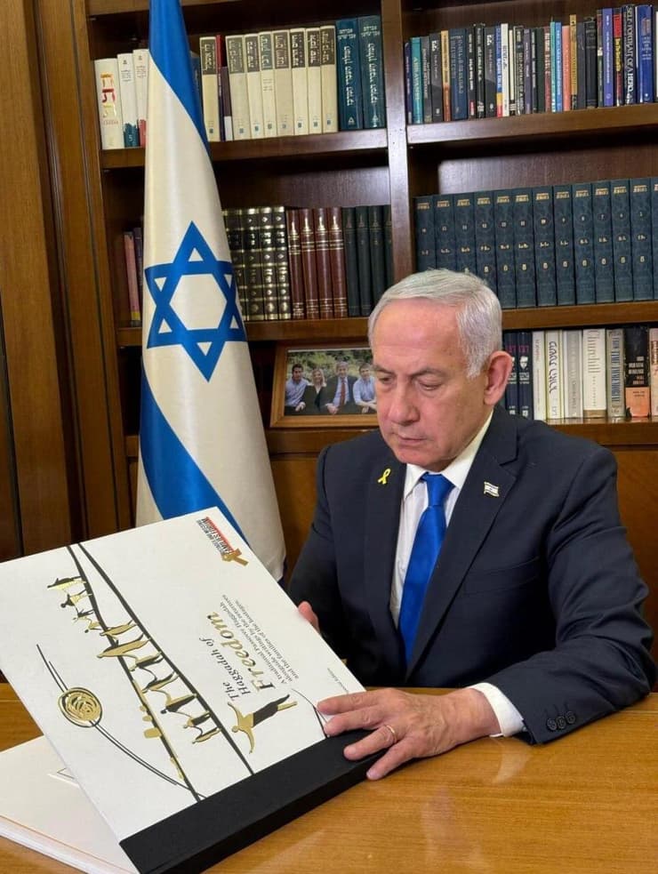 משפחות חטופים העניקו לראש הממשלה את "הגדת החירות" לקראת פסח