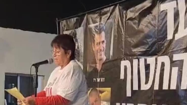 דורית אור, אמו של החלל החטוף דרור אור ז"ל בעצרת להחזרת החטופים בקיבוץ הזמני של בארי בחצרים
