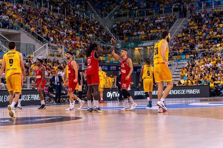 מוטלי ומדר נהנים מהחיים (צילום: הפועל "שלמה" תל אביב) מדר ומוטלי