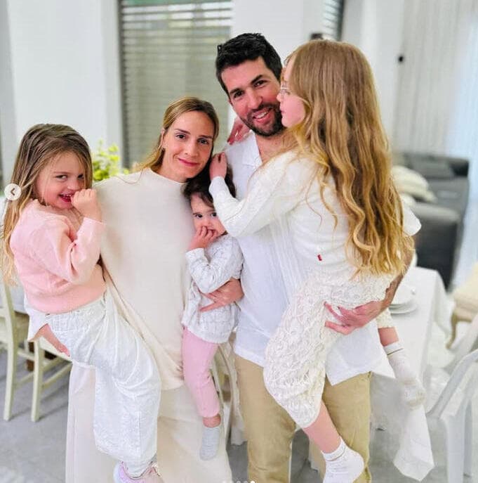 משפחת דקל-חן, בתמונה שפרסמה אביטל שגיא דקל חן אביטל דקל חן סטורי אינסטגרם פסח ליל סדר הסדר