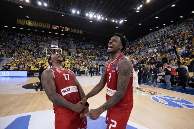 אין גבול לשמחה. מרקוס פוסטר עם אנטוניו בלייקני (Rodolfo Molina/Euroleague Basketball via Getty Images) שחקני הפועל ת"א מרקוס פוסטר עם אנטוניו בלייקני