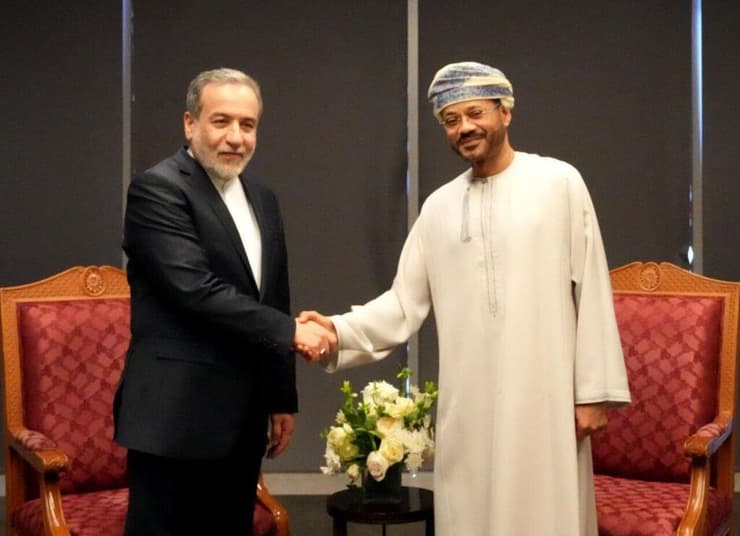 עבאס עראקצ'י, שר החוץ של איראן, ובדר אל-בוסעידי, מקבילו העומאני