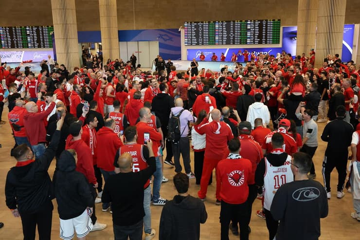 אוהדי הפועל ת"א מקבלים את הקבוצה לאחר הזכייה ביורוקאפ