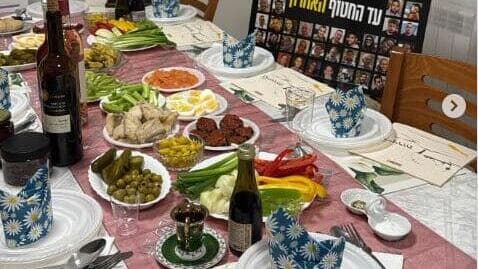 שולחן הסדר של קרינה ארייב שולחן הסדר של קרינה ארייב