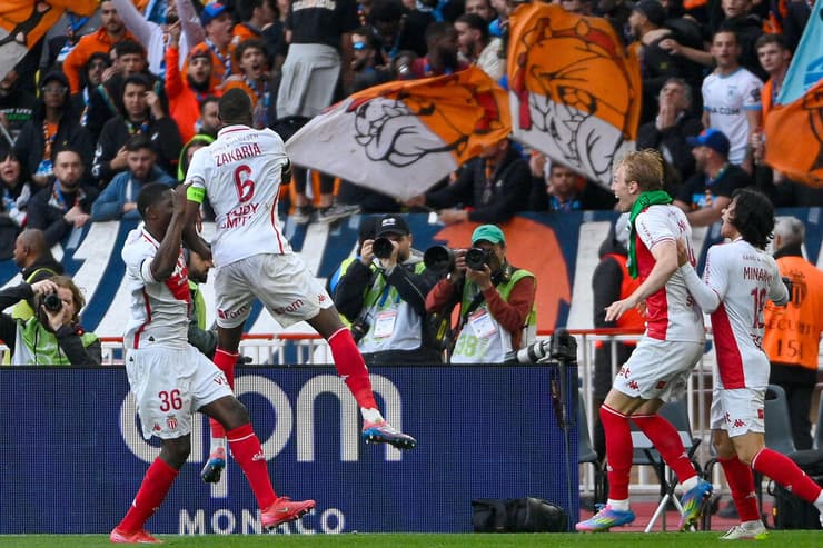 עלו למקום השני. שחקני מונאקו חוגגים (צילום: Frederic DIDES / AFP) עלו למקום השני. שחקני מונאקו חוגגים