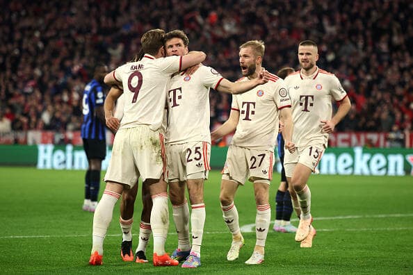 חוגגים עם החברים אחרי שכבש מול אינטר (צילום: Alex Grimm/Getty Images) תומאס מולר