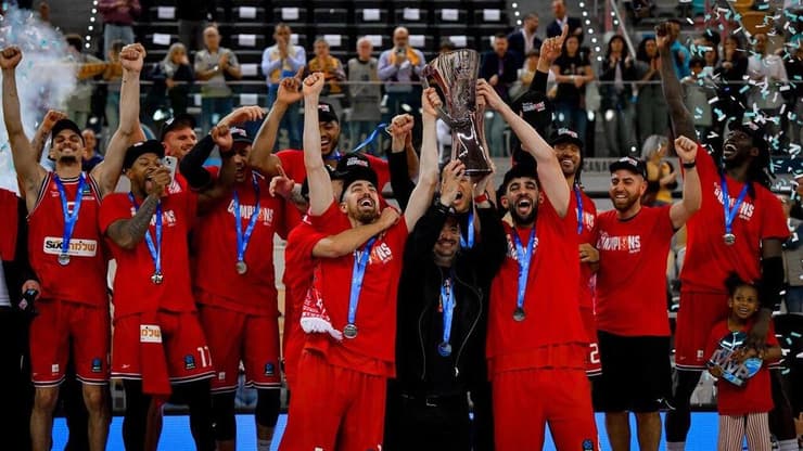 שחקני הפועל ת"א מניפים את גביע היורוקאפ (צילום: הפועל "שלמה" ת"א) שחקני הפועל ת"א מניפים את גביע היורוקאפ