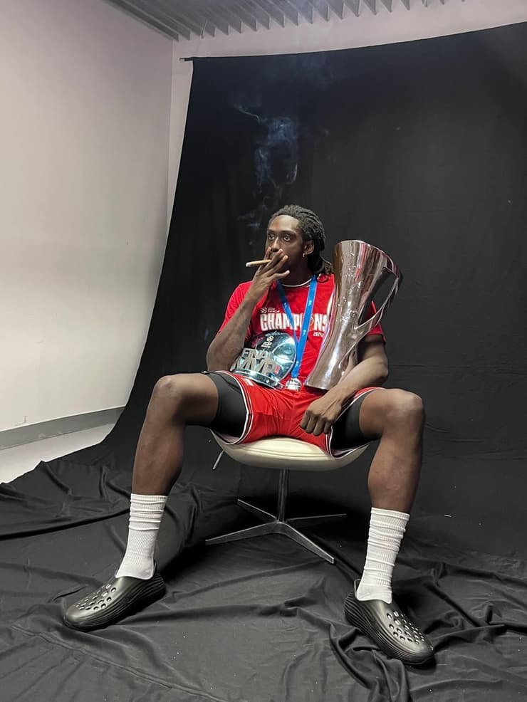 מוטלי והסיגר בצילומים הרשמיים עם הגביע (צילום: אפרת עמורבן) ג'ונתן מוטלי חוגג עם גביע היורוקאפ